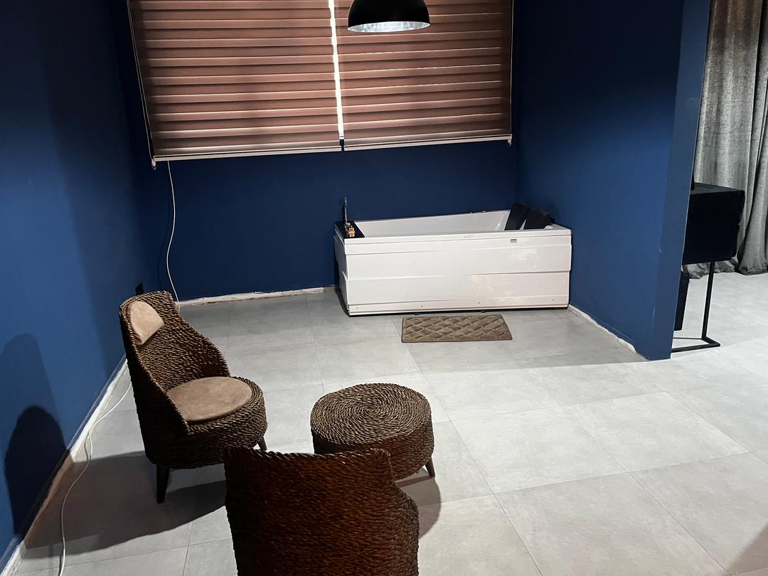 سوییت تک خواب دارای جکوزی ( شهرک غرب )